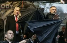 Prezident Miloš Zeman je kryt deštníky během oslav výročí sametové revoluce
PETR DAVID JOSEK, Associated Press

Prezident Miloš Zeman je kryt deštníky během oslav výročí sametové revoluce 17.11.2014