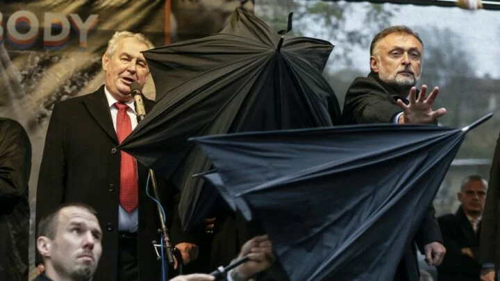 Prezident Miloš Zeman je kryt deštníky během oslav výročí sametové revoluce
PETR DAVID JOSEK, Associated Press

Prezident Miloš Zeman je kryt deštníky během oslav výročí sametové revoluce 17.11.2014