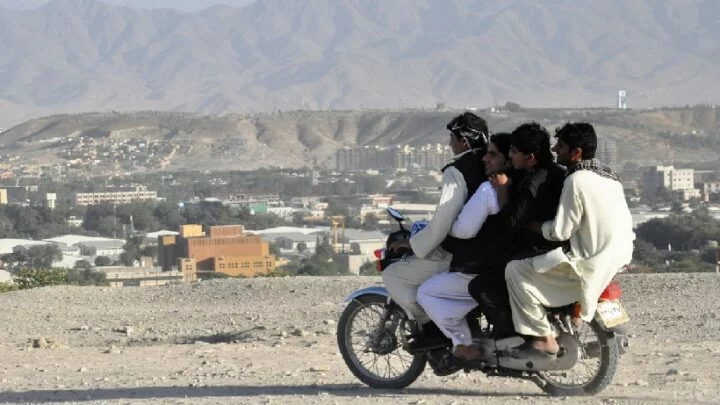 Mladí muži v afghánském Kábulu