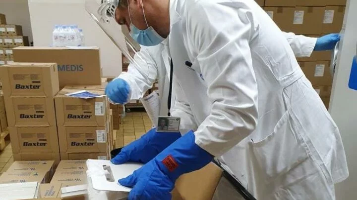 Distribuce prvních dávek vakcíny společnosti Pfizer/BioNTech 