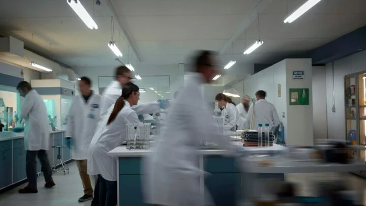 Laboratoř farmaceutické společnosti, ilustrační snímek