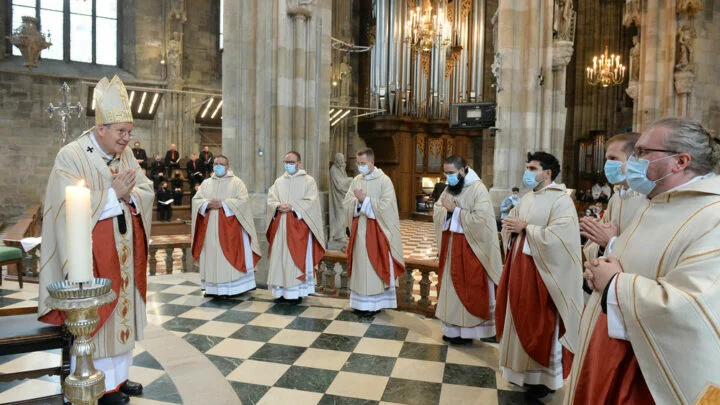 Kardinál Schönborn při svěcení novokněží ve vídeňském dómu sv. Štěpána (2020)