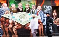 Antisemitský výtvor na jedné z londýnských ulic.  Tajné židovské spiknutí řídí svět.