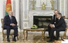 Běloruský prezident Alexandr Lukašenko a prezident Mezinárodní hokejové federace (IIHF) René Fasel