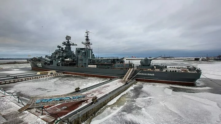 Ruský torpédoborec Bespokojnyj přišel o své bronzové šrouby během úprav v suchém doku. 