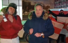 Bělorusové v Petrohradě před zastoupením automobilky Škoda děkují firmám, které odmítly sponzorovat hokejové mistrovství v Bělorusku