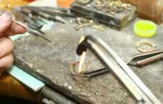 Detail z výroby zlatého prstenu v rodinné dílně na Ostravsku 