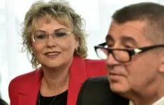 Poslankyně Margita Balaštíková a premiér Andrej Babiš (oba ANO)
