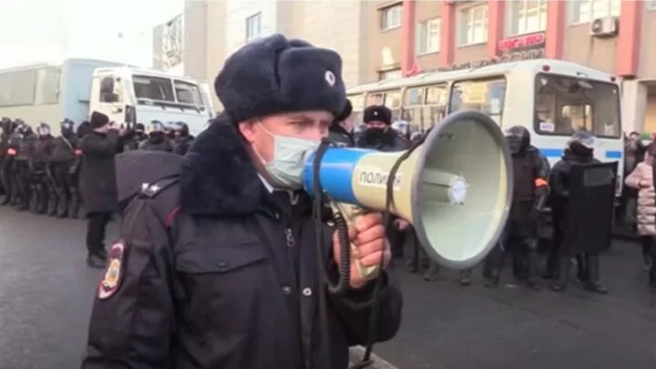 Policejní manévry a zatýkání během protestů za propuštění Alexeje Navalného z vazby