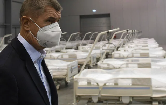 Premiér Andrej Babiš při prohlídce polní nemocnice v Letňanech.