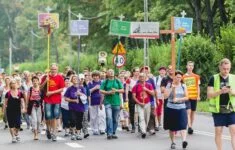 Poutníci ze severovýchodního Polska směřující do svatyně na Jasné Hoře v Čenstochové