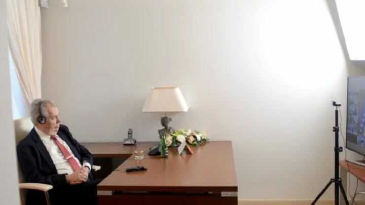 Prezident Zeman mluví na videokonferenci k Summitu Čína a země střední a východní Evropy.