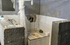 Takhle vypadá WC v ruské cele. Je to prý velmi praktické a nerozbitné.
