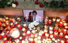 Lidé si každý rok připomínají památku novináře Jána Kuciaka a jeho snoubenky nejen na Slovensku, ale i u nás