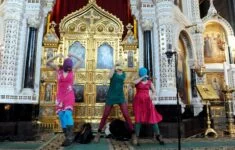 Bohorodičko, vyžeň Putina! Pussy Riot a jejich modlitba-performance v moskevském chrámu Krista Spasitele (2012)