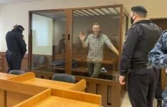 Skleněná klec s Alexejem Navalným v soudní síni (2021)