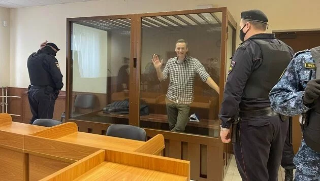 Skleněná klec s Alexejem Navalným v soudní síni (2021)