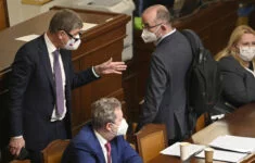 Premiér Andrej Babiš (vlevo) hovoří s ministrem zdravotnictví Janem Blatným na schůzi Sněmovny 26. února 2021 v Praze.