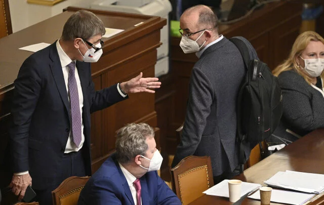 Premiér Andrej Babiš (vlevo) hovoří s ministrem zdravotnictví Janem Blatným na schůzi Sněmovny 26. února 2021 v Praze.