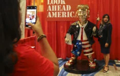 Pozlacená socha Donalda Trumpa na konferenci CPAC (Conservative Action Political Conference)