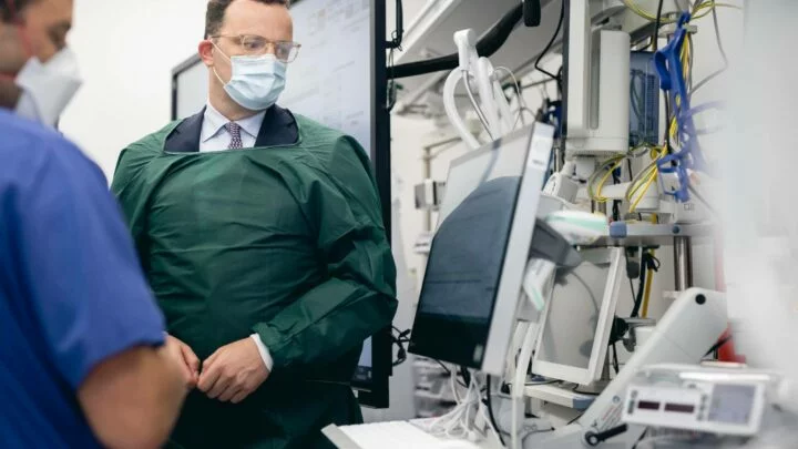 Snahu svých kolegů o obohacení na nákupech respirátorů vedle šéfů stran ostře odsoudil i německý ministr zdravotnictví Jens Spahn