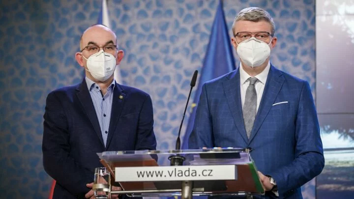 Ministr zdravotnictví Jan Blatný a ministr průmyslu a obchodu a dopravy Karel Havlíček (oba za ANO)