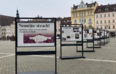 Českými a moravskými městy nyní putuje sedm mohutných panelů, které přibližují rudý teror proti katolické církvi za socialistické totality v zemích V4.