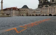 Kříže za oběti covidu-19 a nápis na Staroměstském náměstí v Praze