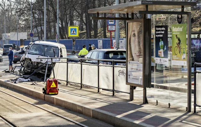 U tramvajové zastávky Vojenská nemocnice v Praze 6 srazila 31. března 2021 ráno dodávka několik lidí.