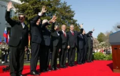Generální tajemník NATO, americký prezident a předsedové vlád Lotyšska, Slovinska, Litvy, Slovenska, Rumunska, Bulharska a Estonska po ceremonii v souvislosti s jejich vstupem do NATO 29. března 2004 na summitu v Istanbulu.