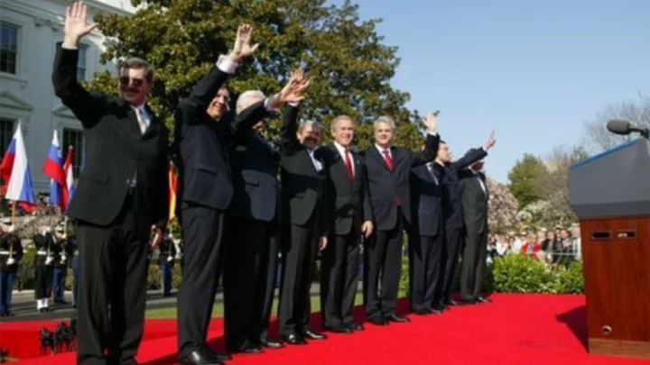 Generální tajemník NATO, americký prezident a předsedové vlád Lotyšska, Slovinska, Litvy, Slovenska, Rumunska, Bulharska a Estonska po ceremonii v souvislosti s jejich vstupem do NATO 29. března 2004 na summitu v Istanbulu.
