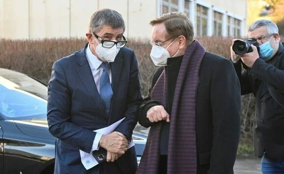 Premiér Andrej Babiš a ředitel Fakultní nemocnice Královské Vinohrady Petr Arenberger při otevření velkokapacitního očkovacího centra 
