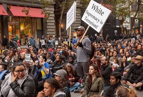 Protesty proti policejnímu násilí v USA často argumentují rasou (San Francisco, 2016)