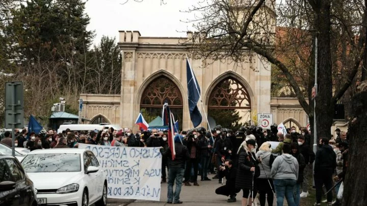 Protesty před ruským velvyslanectvím v Praze.