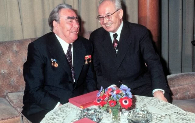 Sovětsko-ruský imperátor Brežněv s československým gubernátorem Husákem na Pražském hradě (1978).