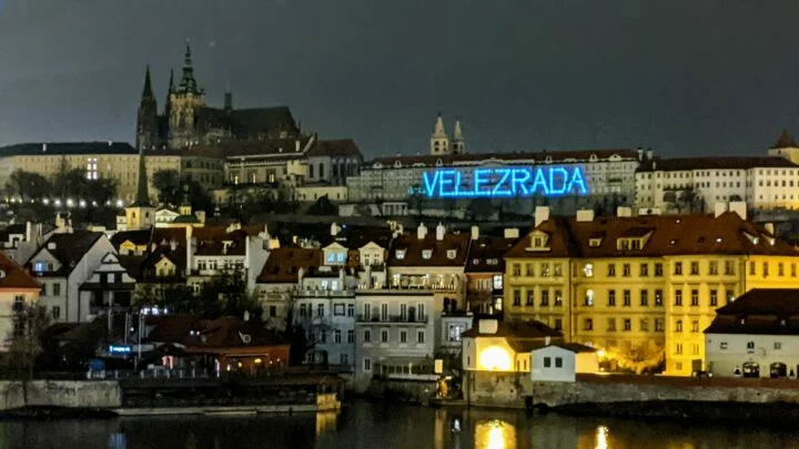 Nápis na Pražském hradě vyjadřuje, že toto místo si některé obyvatele nezaslouží.