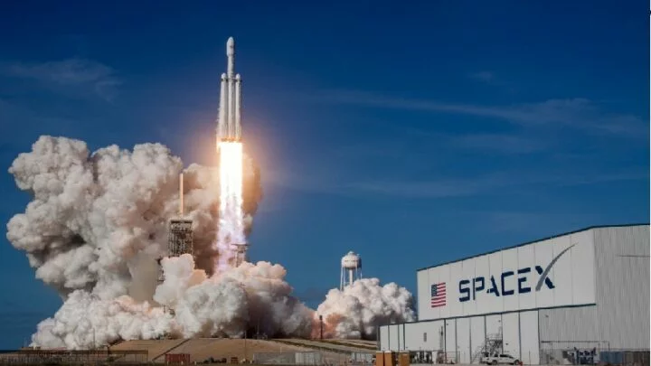 Nosná raketa Falcon Heavy společnosti Space X.