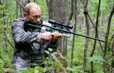 Putin s uspávací puškou číhá na tygra ussurijského (2008).