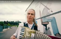 Předseda Pirátů Ivan Bartoš a jeho „vězeňský autobus“ ve známém předvolebním klipu z roku 2017