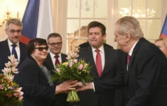 Zemanova kytice pro Benešovou – návštěva vlády v Lánech (24. 2. 2020)