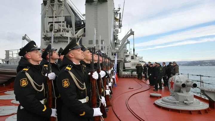 V. V. Putin na palubě křižníku Maršál Ustinov během cvičení Černomořské flotily