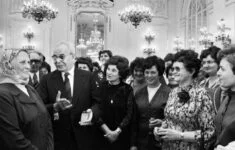 Gustáv Husák a Marie Kabrhelová s československými ženami (Pražský hrad, 5. 3. 1980)
