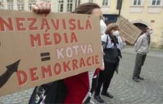 Demonstrace za nezávislost České televize na Malostranském náměstí v Praze.