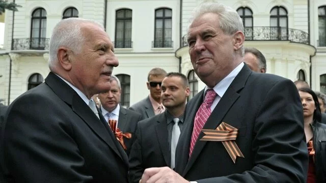 Václav Klaus a Miloš Zeman se svatojiřskou stužkou, symbolem ruského imperialismu