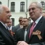 Václav Klaus a Miloš Zeman se svatojiřskou stužkou, symbolem ruského imperialismu