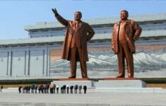 Návštěvníci se klaní severokorejským vůdcům Kim Ir-senovi a Kim Čong-ilovi na kopci Mansudae (Mansu) v severokorejském Pchjongjangu.