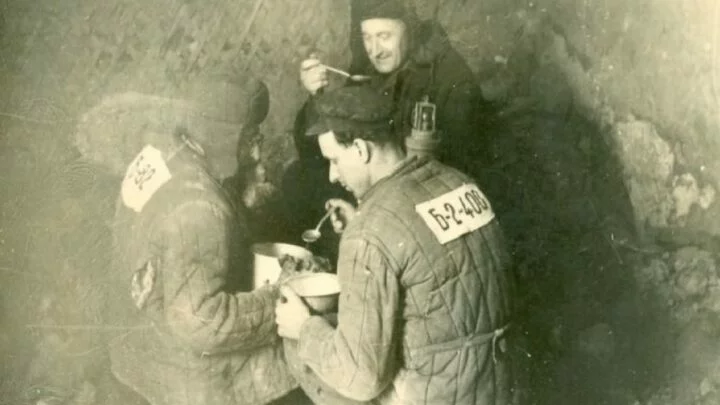Političtí vězni obědvají v uhelném dole Intalag v roce 1955.