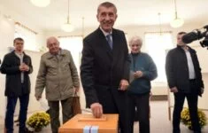 Premiér Andrej Babiš (ANO) u volební urny 