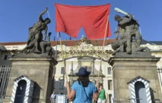 Rudé trenky jako symbol Zemanova prezidentství – demonstrace před Pražským hradem (2019)