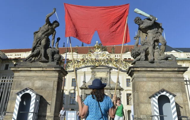 Rudé trenky jako symbol Zemanova prezidentství – demonstrace před Pražským hradem (2019)